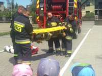 Strażacy z OSP Leśna spotkali się w terenie z przedszkolakami