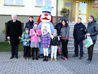 Wójt, dyrektor, policja i "Sznupek" witały dziś dzieci przed Szkołą Podstawową w Lipowej