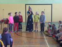 Uczniowie Szkoły Podstawowej w Lipowej entuzjastycznie przyjęli autorkę bajek.