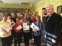 Działania dla seniorów. Pierwsze dyplomy rozdane.