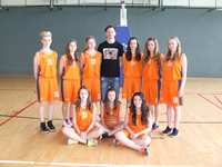 Zwycięskie zawody rejonowe w koszykówce dziewczyn.