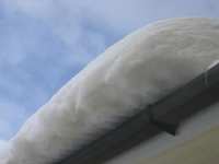 Przypomnienie o obowiązku odśnieżania dachów.