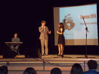 Młodzież Gimnazjum im. Jana Pawła II zdobywa nagrodę w konkursie teatralnym.