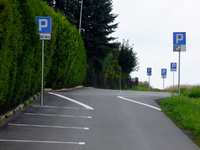 Oznakowanie koło cmentarza w Leśnej