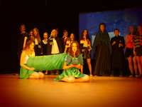 Młodzież Gimnazjum im. Jana Pawła II na najwyższym podium w konkursie teatralnym.