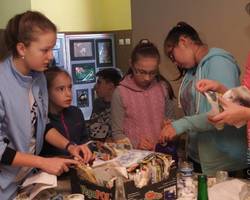 dzieci tworzą ozdoby świąteczne