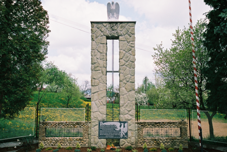 Pomnik obok kościoła w Lipowej